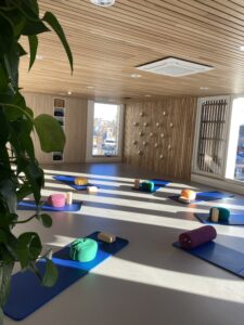 De yogaruimte is een heerlijke stille ruimte met veel licht